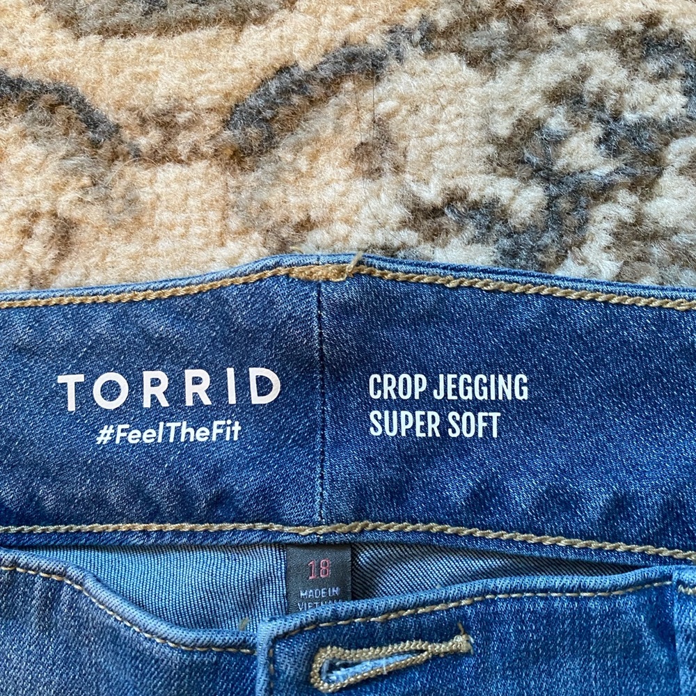 NWT Torrid Crop Jeans - Picture 2 of 4